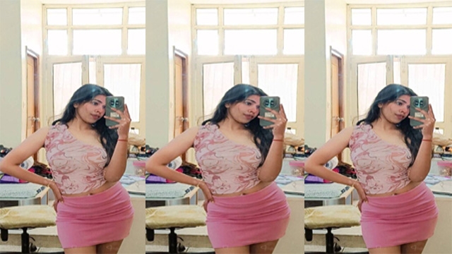 Beautiful Sexy Hot Indian Babe Showing